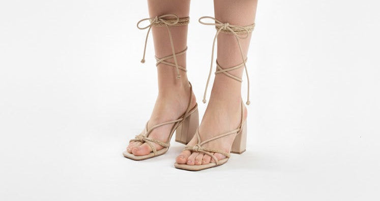 Sandales nude à lacets cheville noués