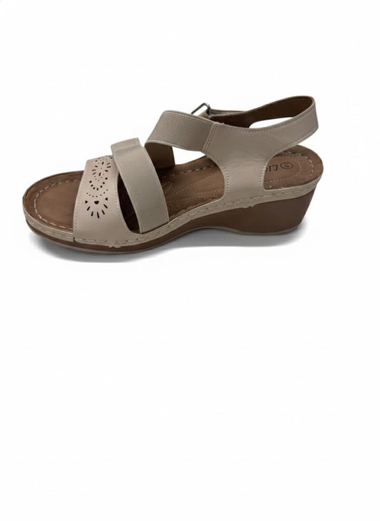 Sandales beige à talon compensé avec brides élastiquées et détails perforés