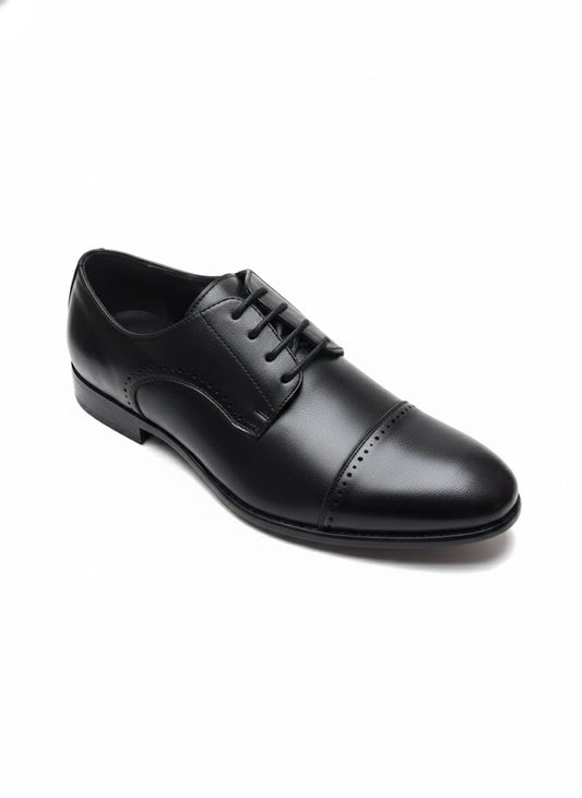 Chaussures de ville noir en cuir lisse à bout perforé