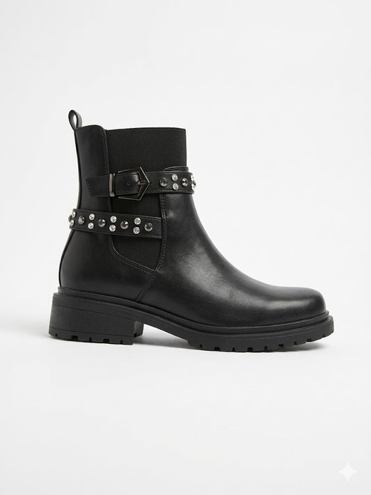 Bottines noires avec sangles à boucles et clous métalliques