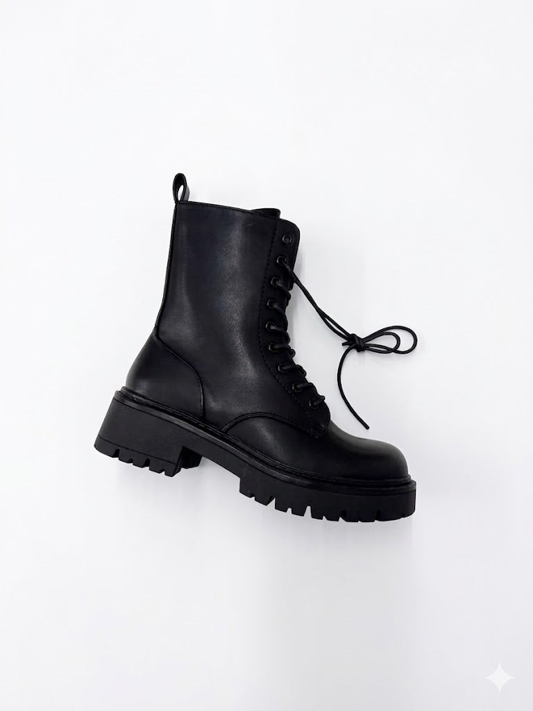 Bottines noires à lacets style ranger avec semelle épaisse crantée