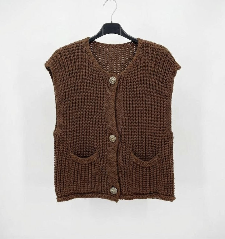Gilet sans manches en maille texturée à boutons bijoux