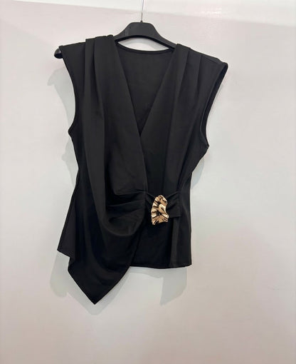 Top drapé asymétrique avec boucle décorative
