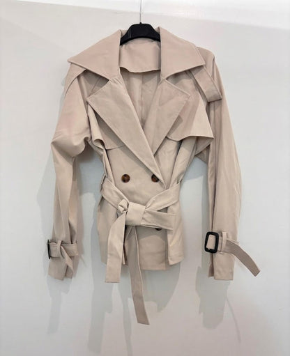 Veste trench courte à ceinture nouée coupe structurée et détails boutons contrastés