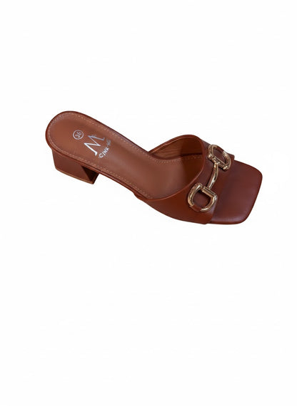 Talon avec boucle dorée
