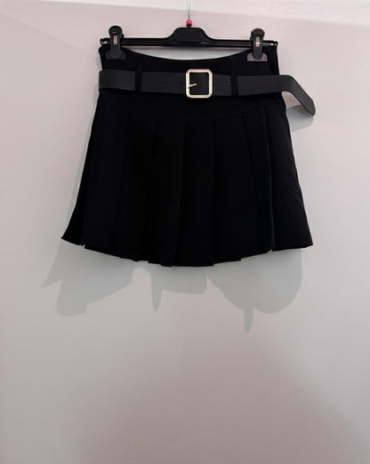 Jupe avec short intégré courte plissée avec ceinture