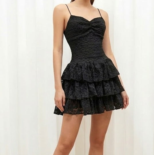 Robe courte en dentelle à fines bretelles coupe cintrée avec jupe à volants superposés