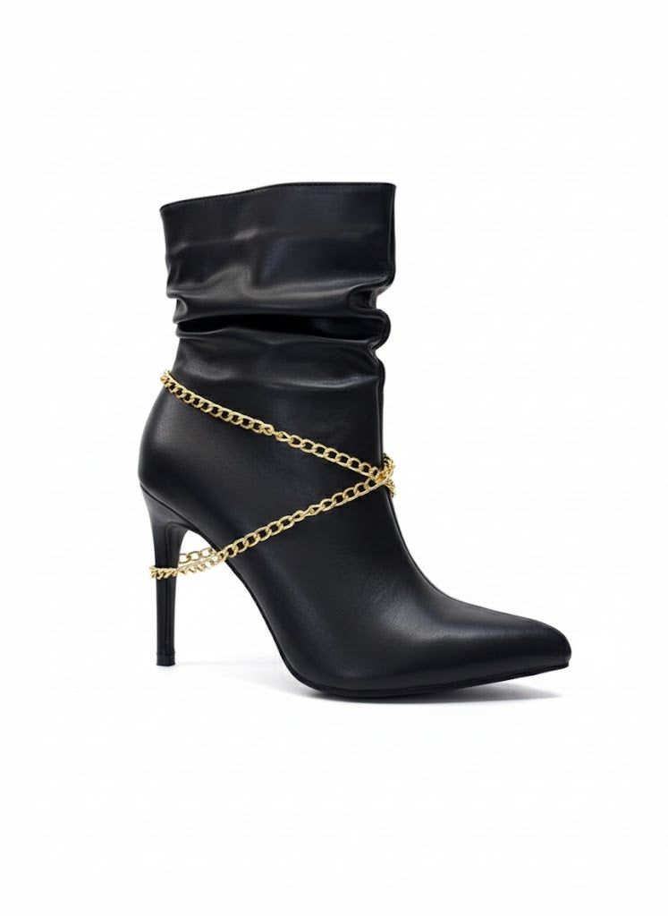 Bottines noire à talon aiguille et chaîne dorée