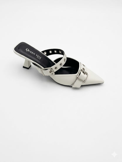 Escarpins à talons carré et brides à œillets