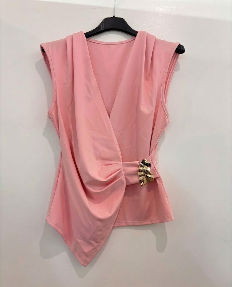 Top drapé asymétrique avec boucle décorative