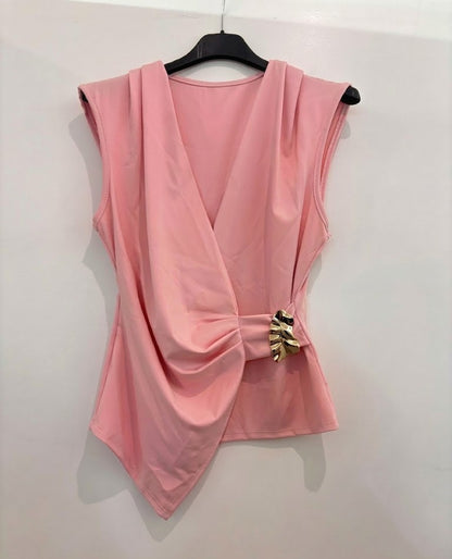 Top drapé asymétrique avec boucle décorative