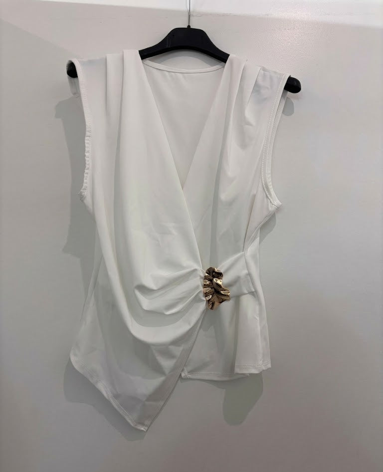 Top drapé asymétrique avec boucle décorative