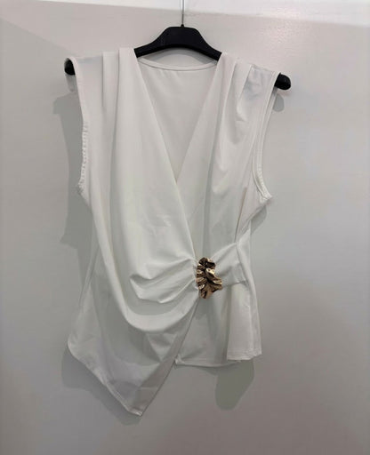 Top drapé asymétrique avec boucle décorative