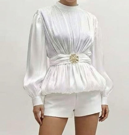 Haut satiné ceinturé à manches bouffantes et col rond