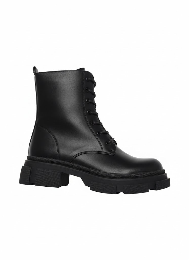 Bottines noires à lacets et semelle crantée