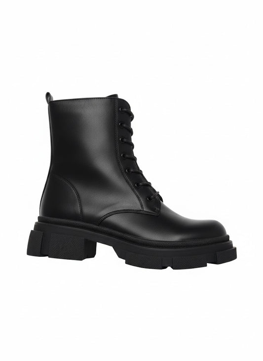 Bottines noires à lacets et semelle crantée