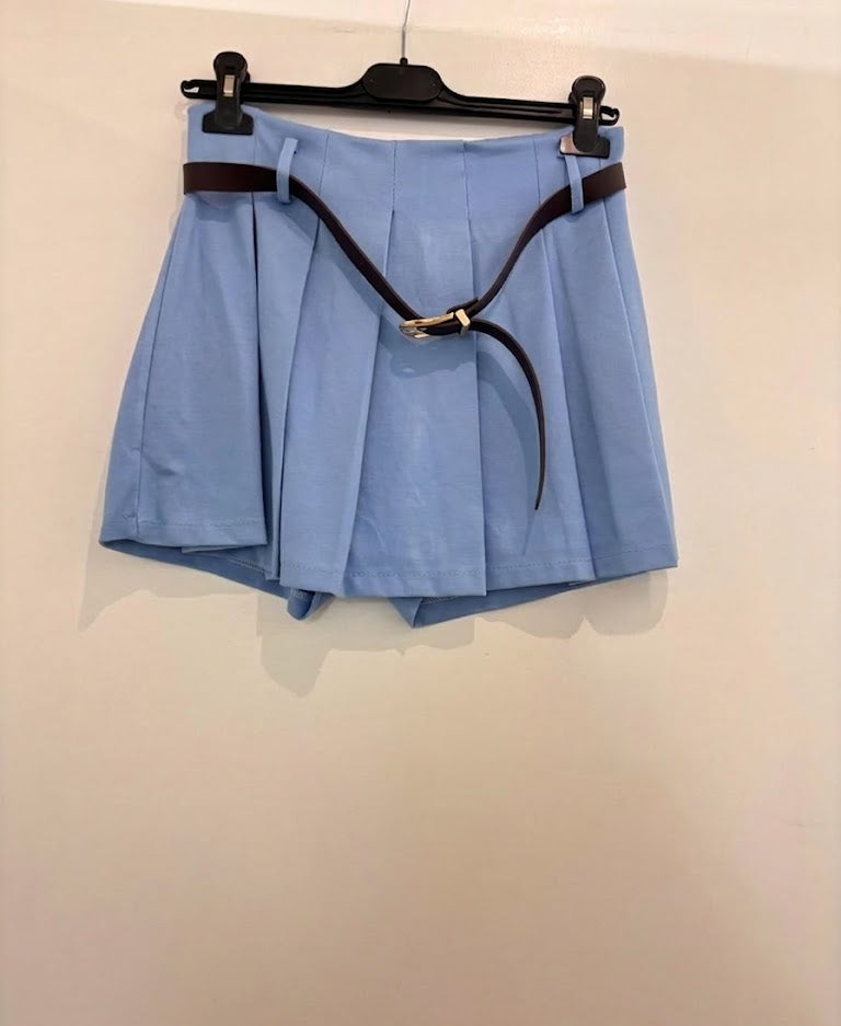 Short-jupe plissée avec ceinture