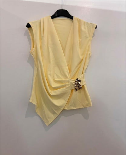 Top drapé asymétrique avec boucle décorative