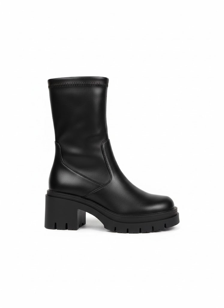 Bottines noire à semelle crantée et talon épais