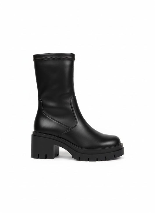 Bottines noire à semelle crantée et talon épais