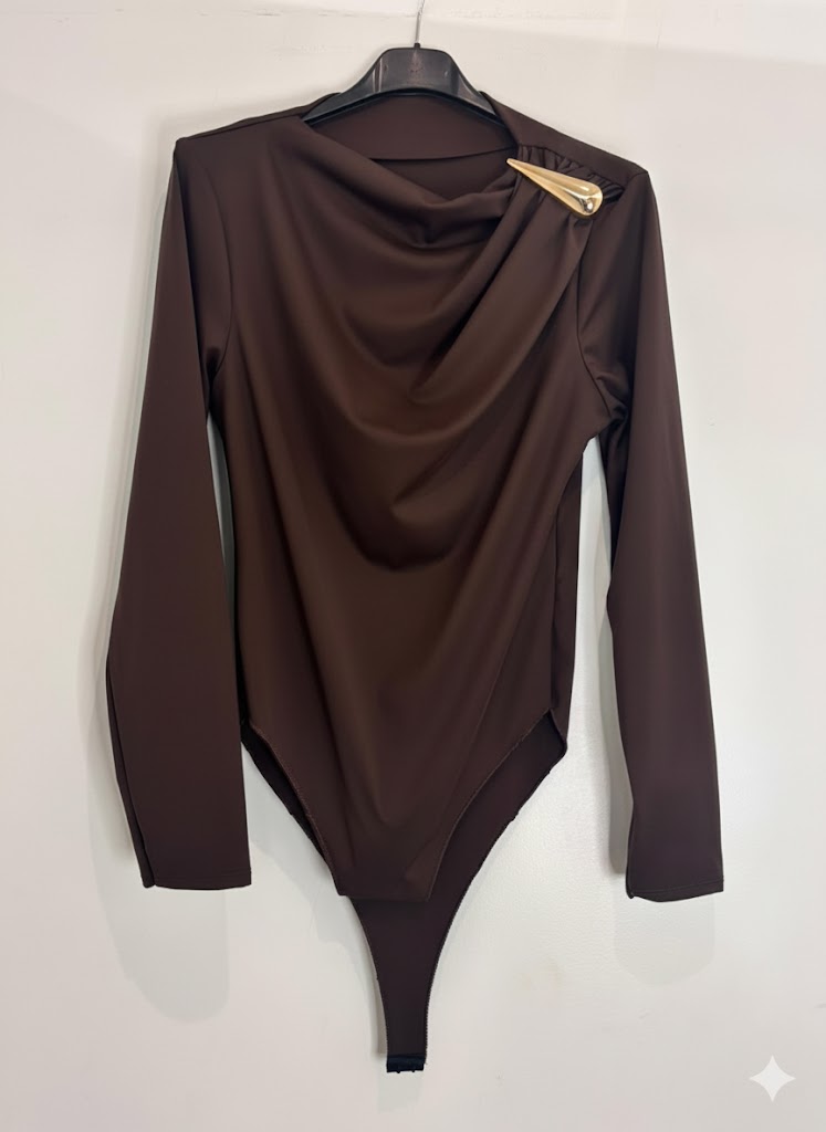 Body drapé avec ornement doré