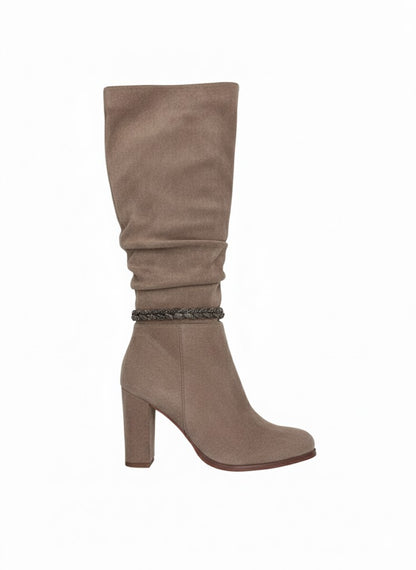 Bottes mi-mollet à talon finition suédée et détail chaîne
