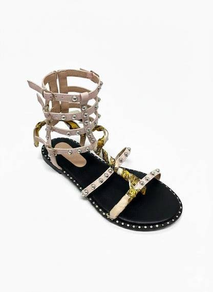 Sandale plate gladiateur à clous et foulard décoratif