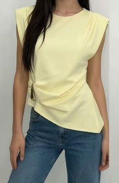 Top asymétrique drapé avec détail bijou