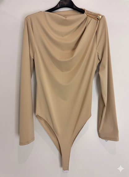 Body drapé avec ornement doré