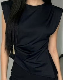 Top asymétrique drapé avec détail bijou
