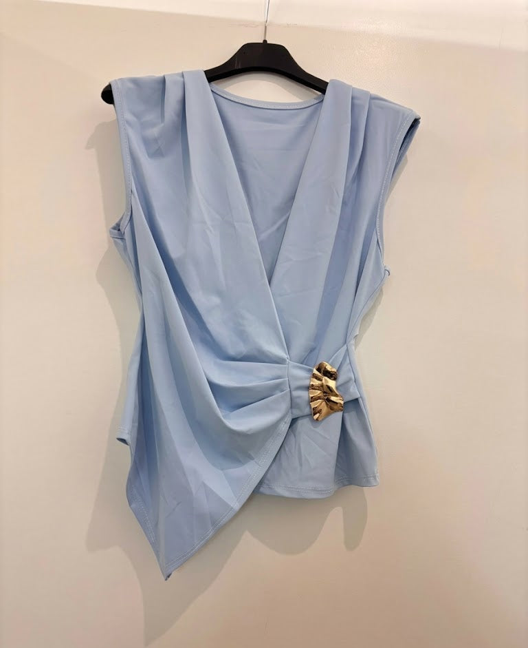 Top drapé asymétrique avec boucle décorative