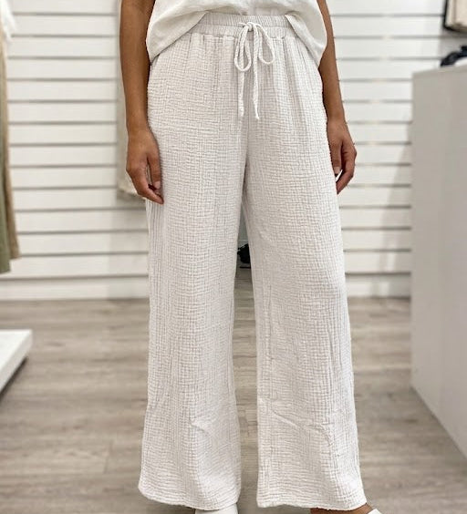 Pantalon en tissu gaze de coton texturé avec taille élastiquée et cordon
