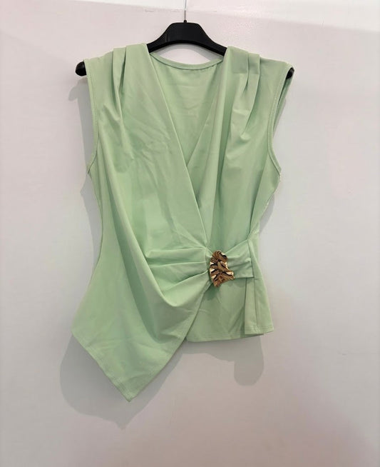 Top drapé asymétrique avec boucle décorative