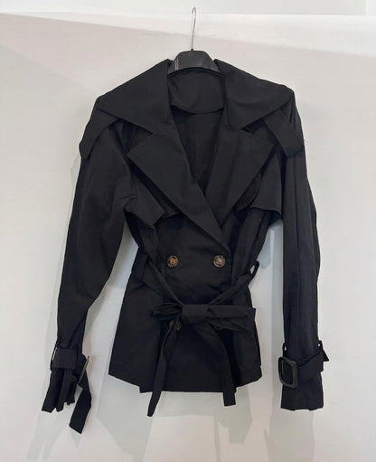 Veste trench courte à ceinture nouée coupe structurée et détails boutons contrastés