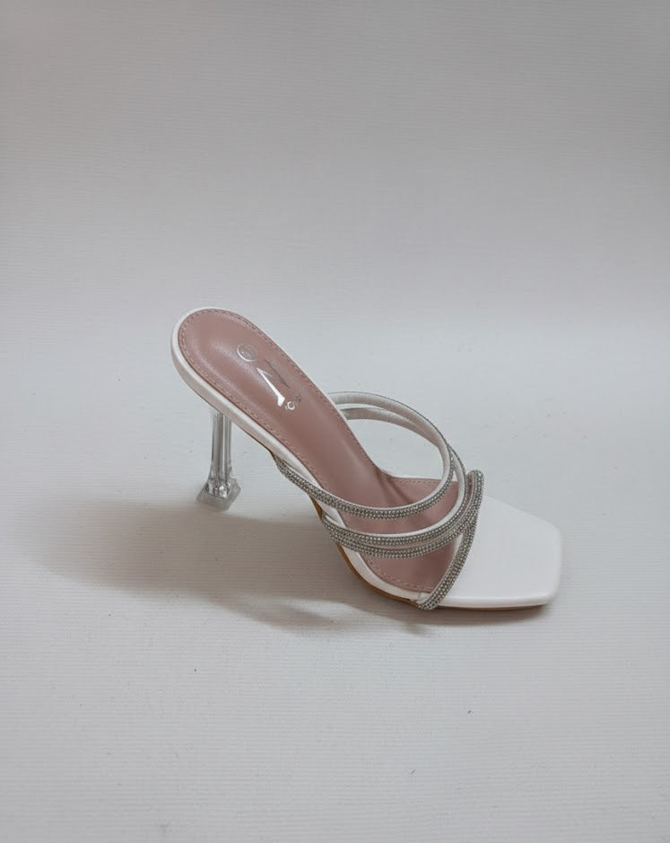 Talon à talon fin et brides brillantes