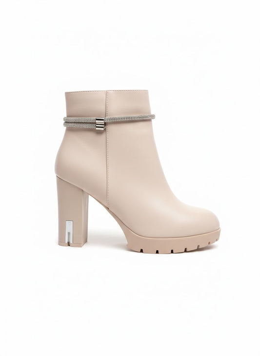 Bottines beiges à talon cranté et détail bijou