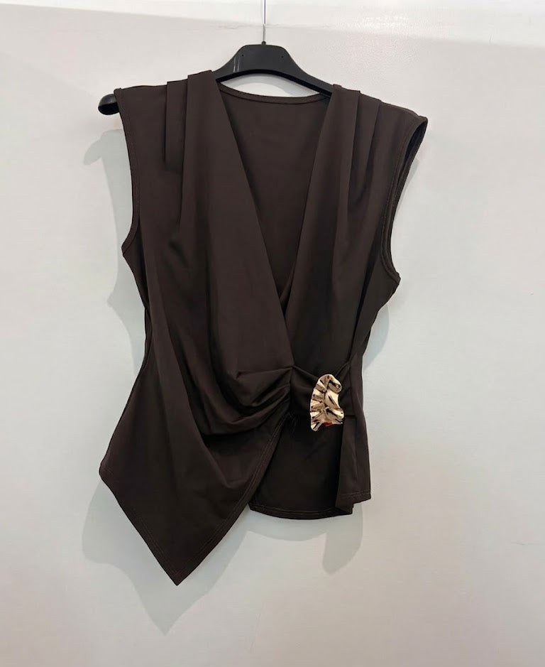 Top drapé asymétrique avec boucle décorative