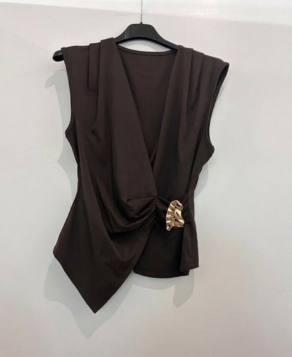 Top drapé asymétrique avec boucle décorative