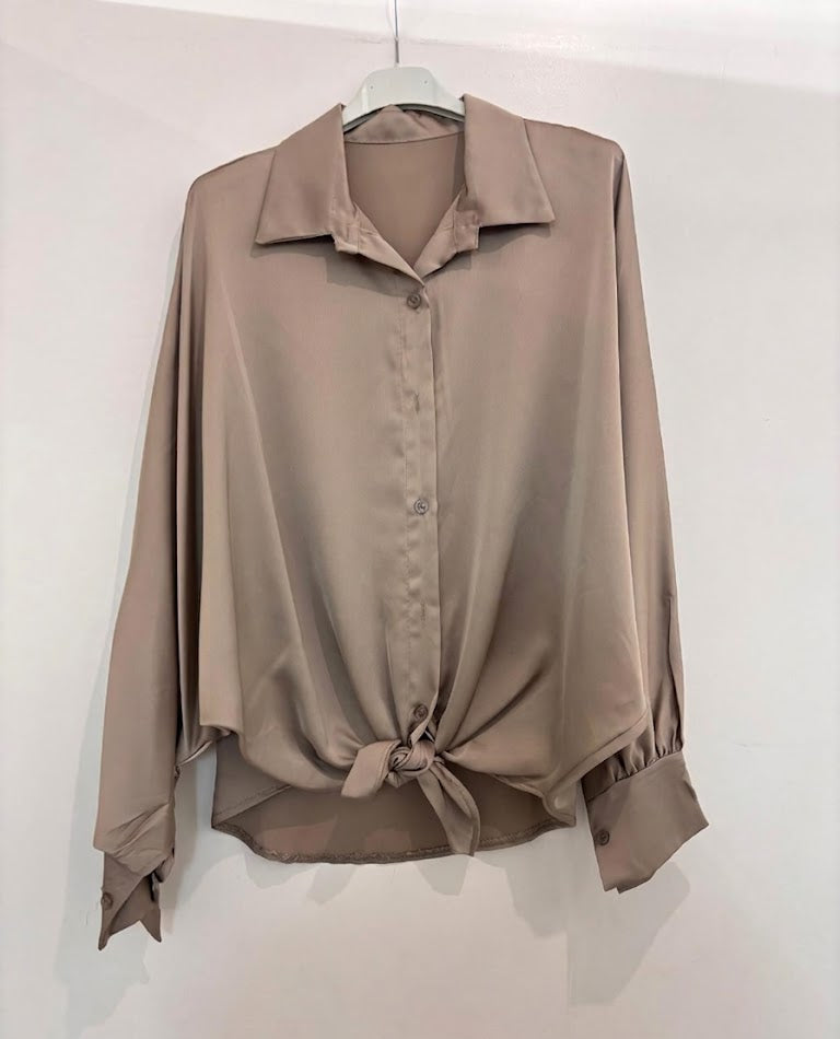 Chemise fluide nouée à l’avant