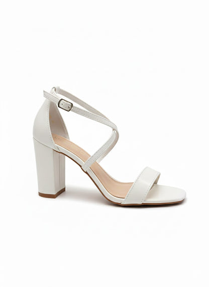 Talon carré avec brides croisées et fermeture boucle