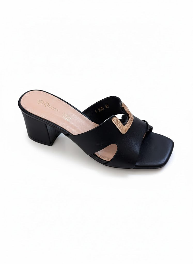 Talon noire à talon carré avec boucle dorée