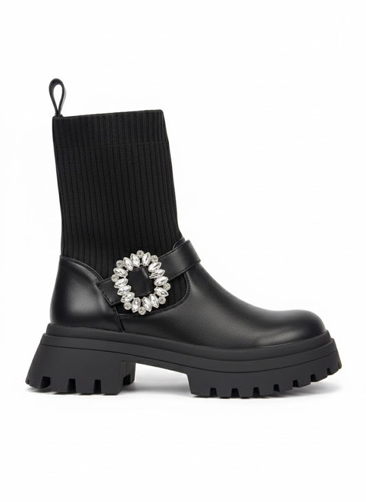 Bottines noires à semelle épaisse et détail bijou